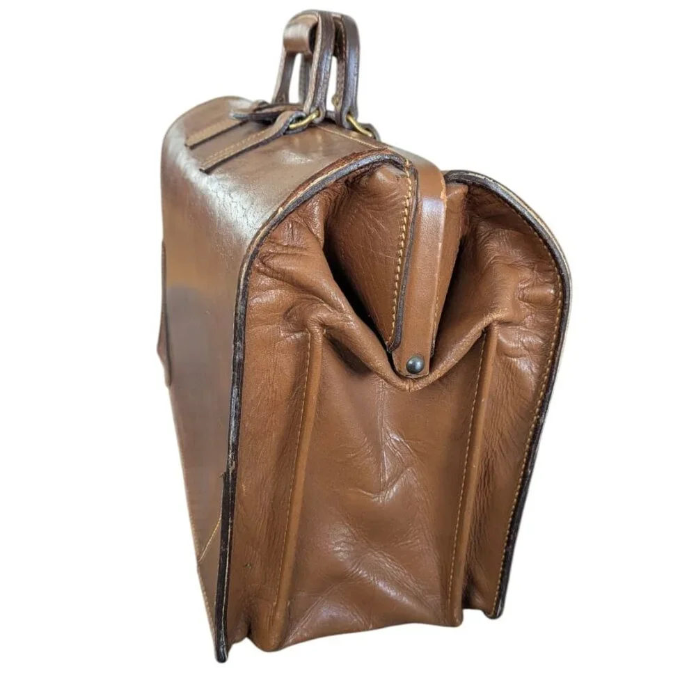 Vintage 1950s/1960s Leather Expandable hinged mouth Briefcase w locking latch